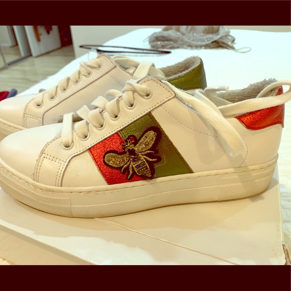 White leather platform sneaker with "fly" jewel